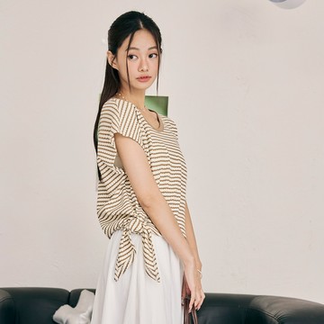 OB嚴選 圓領立體橫條紋側綁帶短袖上衣 《AB20532》