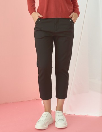 ★【喜芝梅】純粹優雅 經典簡約銀飾扣休閒商務多用途長褲(黑色；M-3L) 224030227