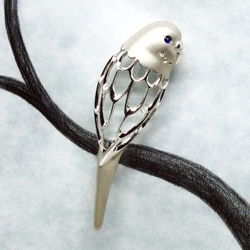 虎皮鸚鵡胸針，天然藍寶石眼睛[Pio by Parakee]鸚鵡藍寶石胸針