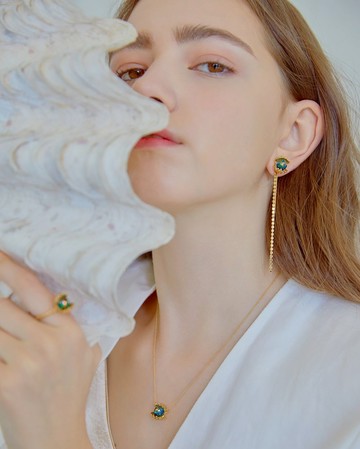 貝殼耳環內的閃亮雪球