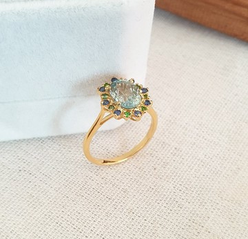 鑲嵌海藍寶石的銀戒指