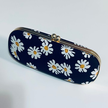 漆黑中的小雛菊眼鏡盒/筆盒/首飾盒