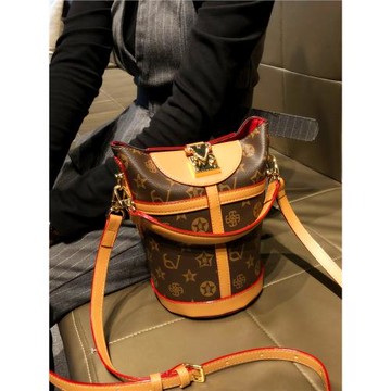 香港品牌包包女式2025新款時尚大容量手提小包復古單肩斜挎水桶包