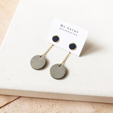 皮革耳環_垂墜小圓_深藍搭灰白