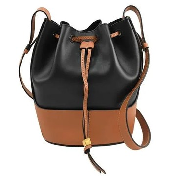 LOEWE BALLOON 經典徽章LOGO斜背束口水桶包.咖/黑 小