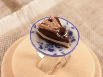 巧克力蛋糕瓷盤 藍棕色可調式戒指 食物縮小版飾品