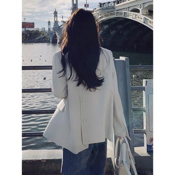 米白色西裝外套女2026新款小個子chic早春休閑寬松設計感開叉西服
