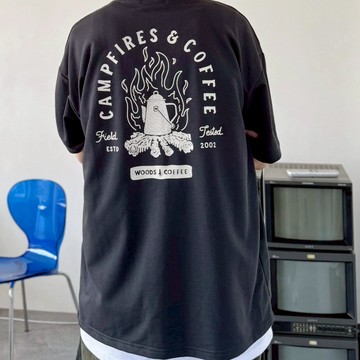 ✨領券再享折扣✨咖啡&營火印花造型上衣 短T 細絨布 情侶短袖上衣 男女不拘 短袖 春夏新款