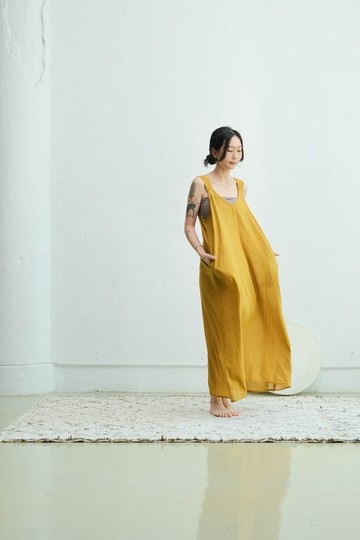 寬肩帶洋裝 / 慕斯布 黃