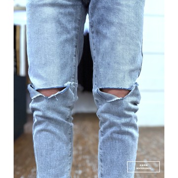E7th.厚磅霧感淺藍膝破壞小直筒(E7J30572509)破壞抽鬚 窄管彈性修身 重度破壞 水洗刷色 男生牛仔