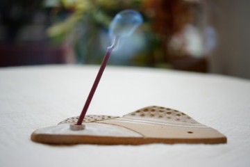 手捏粉引裊裊 線香座  香插座  飾物碟