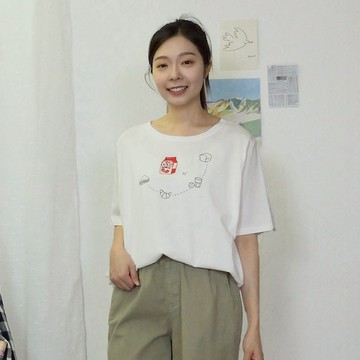 花木馬日系女裝寬鬆落肩別緻剪裁刺繡印花T恤