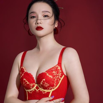 楊雯荃調整型小胸聚攏上托收副乳六搭扣防下垂文胸本命年紅色內衣