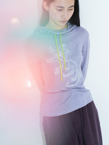 環保再生纖維醋酸天絲親膚連帽抽繩毛毛繡長袖打底衫