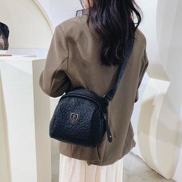 真皮質感女包2023新款潮夏天包包女斜挎高級感單肩包百搭小圓包女