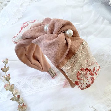 蝴蝶結寬版髮箍/ 鮭魚粉 拼接刺繡蕾絲 珍珠頭箍 髮帶式髮窟 頭飾