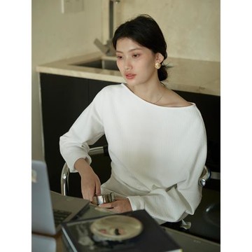 moofeel一字肩收腰t恤2023秋修身設計感長袖白色法式簡約上衣女
