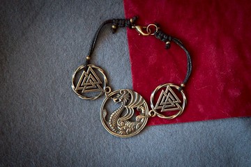 維京龍與符文結（Valknut）圖飾細繩手鍊。異教北歐風格飾品。