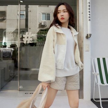 OB嚴選-配色大口袋羊羔毛立領外套《EA3721-》