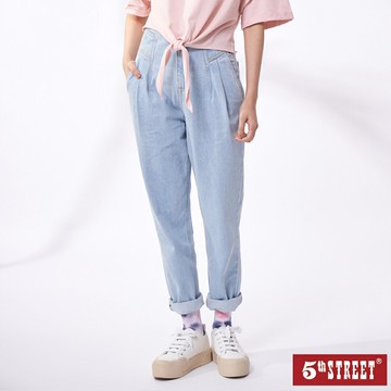 女裝 高腰打摺設計牛仔錐形褲-漂淺藍 (917068) 【5th STREET】【全館滿$3000贈環保餐具收納袋】