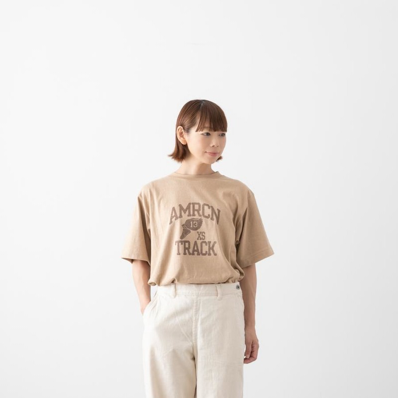 Americana アメリカーナ AMRCN TRACK カレッジ プリント Tシャツ