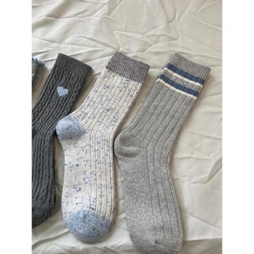 這組灰藍色襪子也太韓了吧！秋冬穿很百搭～拿捏韓系慵懶運動襪女