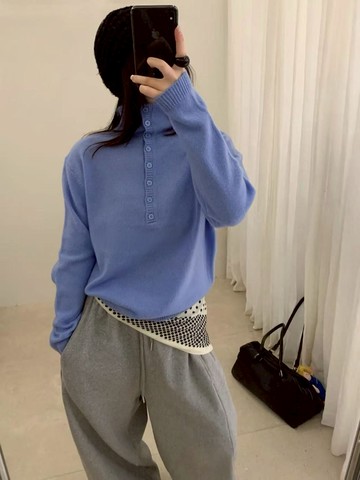 輕保暖不悶熱・成熟日常的實穿選擇｜高領排扣針織上衣