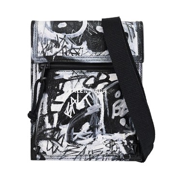 BALENCIAGA 巴黎世家 655982 Explorer 品牌塗鴉羊皮斜背包/手機包.黑