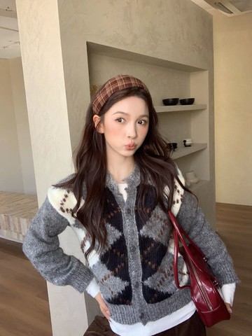 【新品上架】片刻漫想菱格紋排釦針織外套-93339