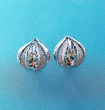 Vintage Jewelry 西洋古董飾品 TRIFARI 小巧 銀色栗子 夾式耳環