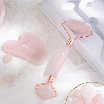 【DOZO嚴選】AYSWE 愛蕊友肌-玉石滾輪美顏娘娘棒 & 美容刮痧片禮盒組_粉晶款