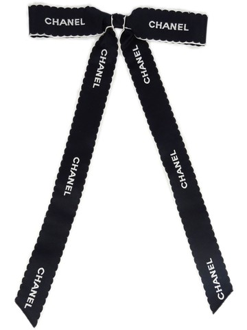 CHANEL Pre-Owned - 1990-2000 logo-embroidered ribbon brooch - women - Satin - One Size - Black