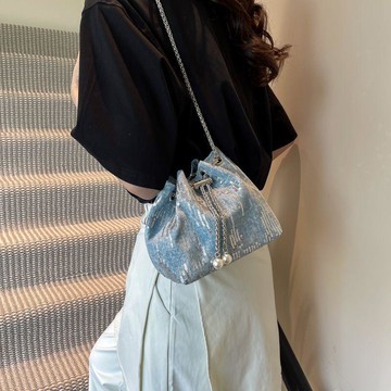 女生斜背包新款百搭2026包女鏈條水桶單肩斜挎包亮片洋氣時尚鏈條抽繩單肩包斜背包 餃子包 側背包 肩背包 媽媽包 包包女