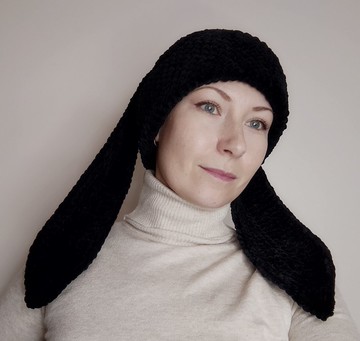 黑色兔子帽子哥特式。 鉤針編織兔子毛線帽。 帶耳朵的兔帽。