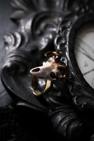 山羊頭骨戒指 - Defy / Statement Ring Jewelry 的手工彩繪版