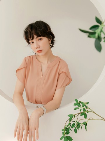 質感純色小V領花苞短袖上衣