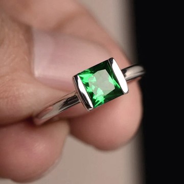 天然綠色托帕石純銀戒指，7.5mm，明亮美麗，禮物戒指或生日戒指。