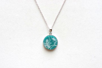 樹脂藝術 圓形墜飾・白花・藍綠色