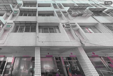 【小港森林公園】~8米街。70大室內坪~騎樓透天｜高雄市小港區宏偉街