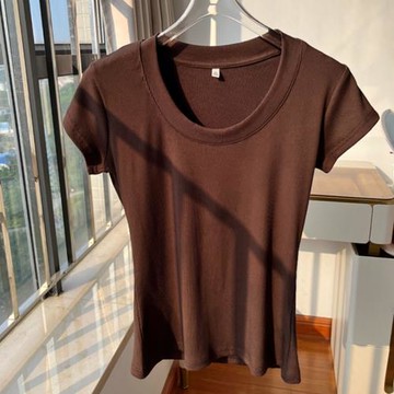 咖色短袖T恤女夏2023新款大圓領露鎖骨韓版緊身彈力顯瘦上衣體恤
