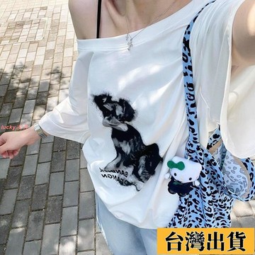 ⚡免運⚡短袖T寬鬆上衣短袖上衣女生T恤寬短t新款小狗印花白色斜肩短袖T恤女夏季鬆弛感慵懶百搭複古上衣