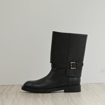 歐美俐落鞋頭-黑釦寬筒短靴-黑色