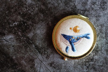 手刺繡圓鏡。披星戴月的藍鯨