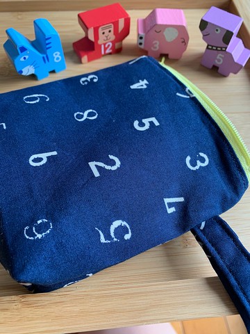 文青風隨身拉鍊小包 迷人數字 寶石藍 化妝包 零錢包 禮物 旅行