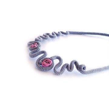 帶粉紅色金塊的現代灰色鉤針編織個性圍兜項鍊