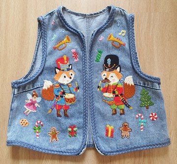 手工刺繡牛仔背心，圖案為聖誕節的胡桃鉗、狐狸。