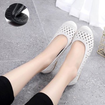 真皮軟底夏季新款洞洞鞋平底防滑中老年媽媽鞋舒適鏤空圓頭女涼鞋