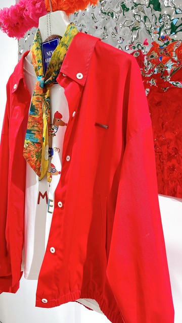 火紅色恤衫外套