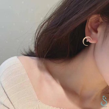 *SUMMER 銀飾💫［S925純銀］  韓系🌙彎月點鑽  純銀耳環 純銀飾品 銀飾品