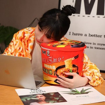 熱銷🔥泡麵毯子 抱枕毯 披肩小毯子 睡毯 保暖午睡毯 有趣的禮物 仿真方便麪毯子二合一兩用泡麪女生午睡玩偶搞怪抱枕